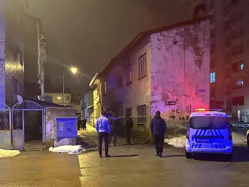 Erzurum'da Gece Yarısı Sokakta Boğazı Kesilmiş Bir Ceset Bulundu