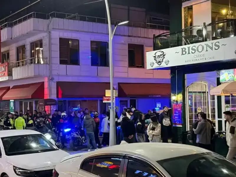 Kafenin Önünde Korkunç Olay: Havaya Ateş Açtılar, Sahibi Bıçakla Yaralandı
