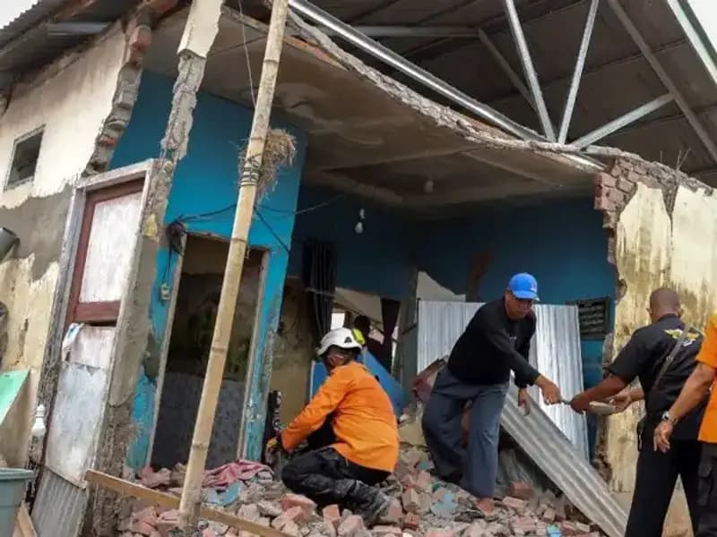 Endonezya’da 5.7 Büyüklüğünde Deprem: 8 Ev Çöktü, Can Kaybı Var mı?