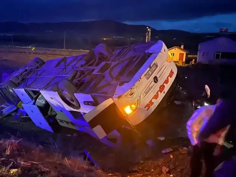 Sivas'ta Yolcu Otobüsü Devrildi: Feci Kaza Can Almaya Devam Ediyor