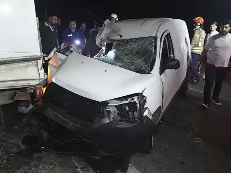 İstanbul'da Trafik Kazası: 3 Kişi Yaralandı, Olay Yeri Karıştı
