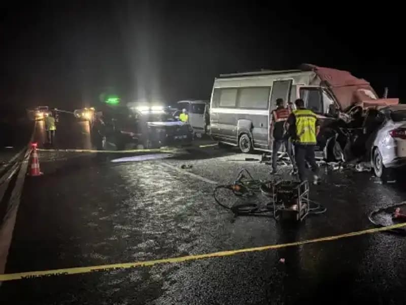 Ters Yönde Giden Minibüs Faciaya Yol Açtı: 1 Kayıp, 1 Yaralı