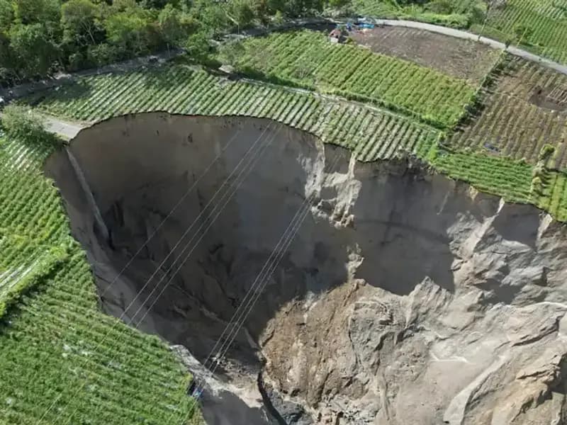 Endonezya'daki Aşırı Yağışlar Nedeniyle Dev Obruklar Oluştu