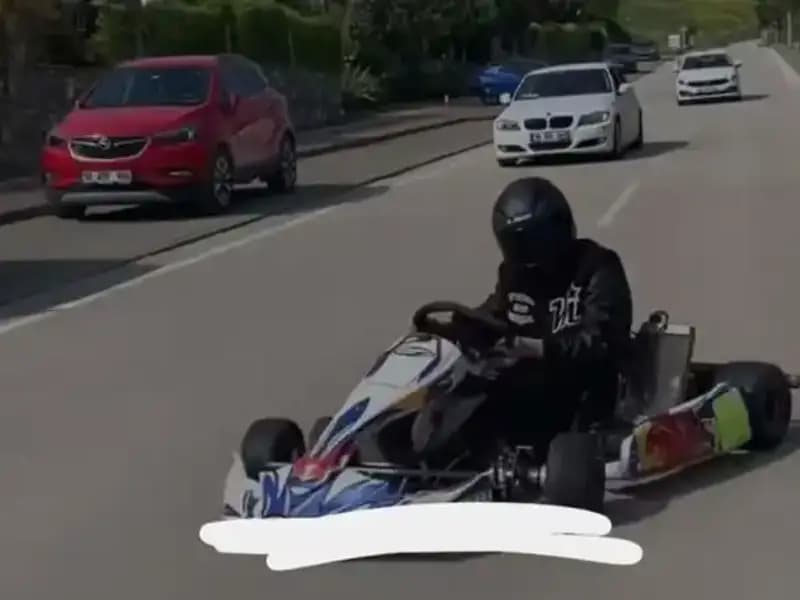 Go-Kart Sürücüsü Yol Ortasında Tehlikeli Drift Yaptı: İnanılmaz Görüntüler!
