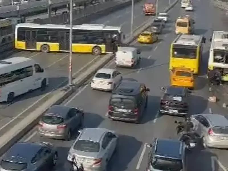 Trafiği Felç Eden Kazanın Ayrıntıları: İETT Otobüsü İki Araçla Çarpıştı