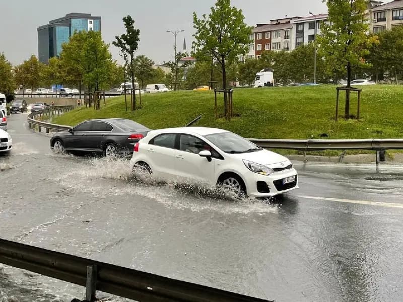 Türkiye'de 10 İl İçin Sarı Uyarı: Kuvvetli Yağış Bekleniyor