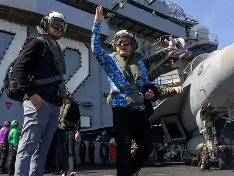 ABD’nin Umman Ekibi Savaş Gemisini Ziyaret Etti: Müzakereden Harbe Geçiş