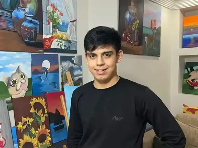 Otizmli Ressam Okan’ın Engel Tanımayan Yaratıcılığıyla Dolu Yolculuğu