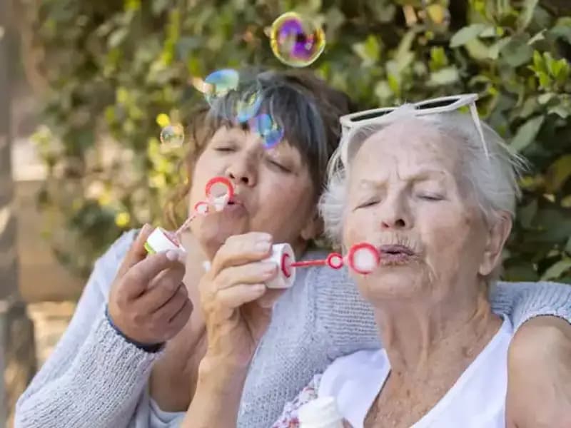 100 Yaşındaki İki Kadının Uzun Yaşamanın Sırlarını Keşfedin