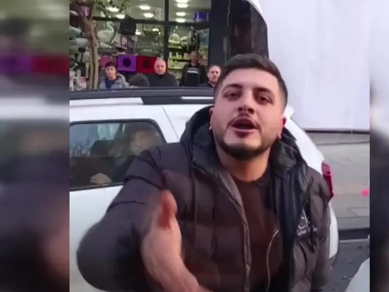 İstanbul'da Yol Verme Kavgası: Otobüs Camına Yumruk Attı