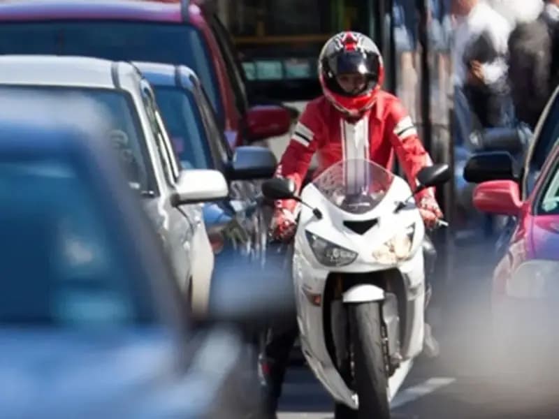 "Yollarda Dikkat! Her An Bir Motosiklet Çıkabilir: Sürücüler İçin Uyarı"