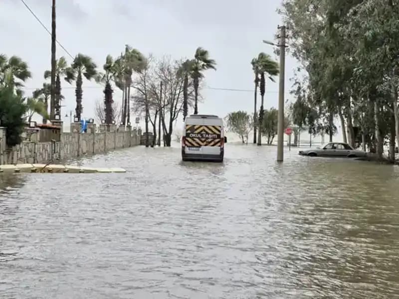 Göl Taşınca İlçe Sular Altında Kaldı: Arabalar ve İş Yerleri Harabeye Dönüşüyor