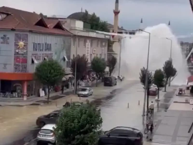 İçme Suyu Hattındaki Patlama: Şehirde Su Fışkırdı, Sokaklar Gözyaşına Boğuldu