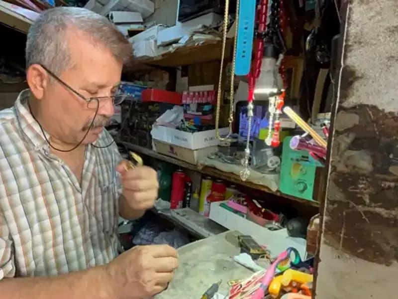 Çakmak Doktoru: İskenderun’un 40 Yıldır Değişmeyen Simgesi