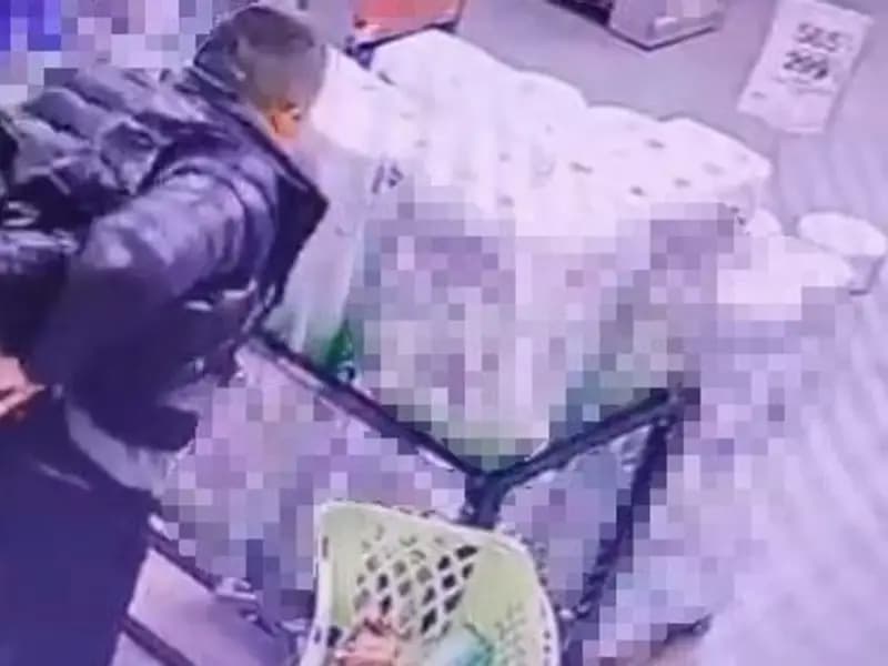 İstanbul'da Zincir Marketten Alkol Hırsızlığı Kamerada Kaydedildi