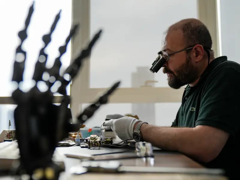 Opr. Dr. Ahmet Savran, Ameliyat Öncesi Saat Tamir Ediyor