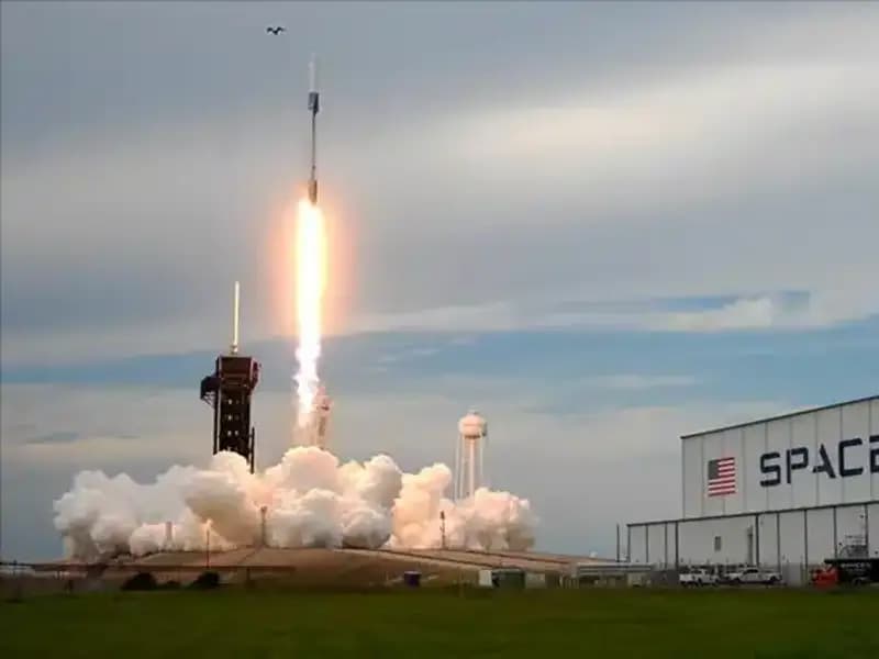 SpaceX Starlink Uydusu Yörüngede Patladı: Uzayda Neler Oluyor?