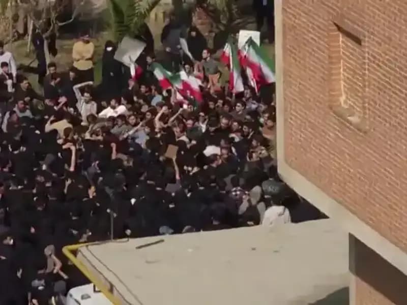 İran'da Öğrenciler Haykırıyor: Sıcak Protestoların Üçüncü Günü