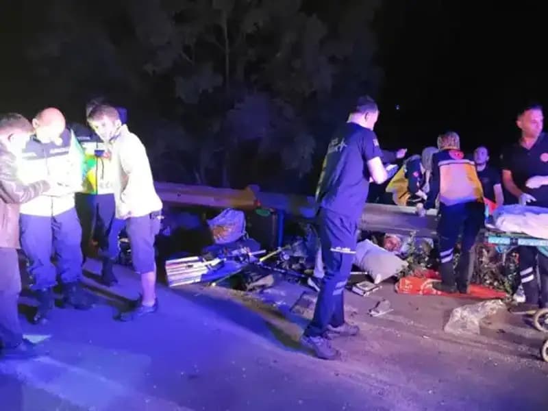 Minibüs Kazasında Hayatını Kaybedenler İçin Yas Tutuluyor