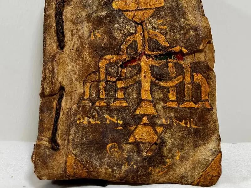 Muğla'da 15. Yüzyıla Ait Yaldızlı Deri Tevrat Ele Geçirildi