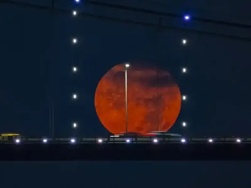 Dolunay Geceye Damağında Bıraktı: Gözlerinizi Ay'dan Alamayacaksınız