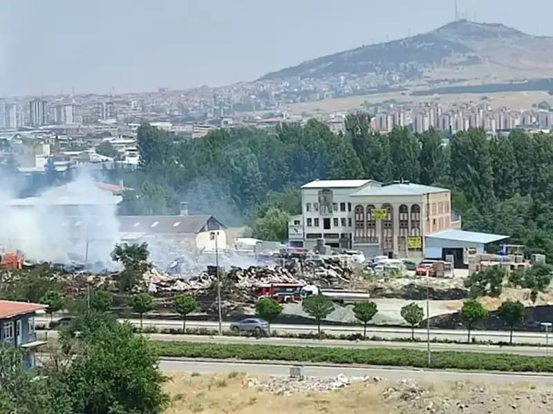 Otluk Alanda Patlak Veren Yangın Depoyu Yerle Bir Etti: Korkutan Anlar