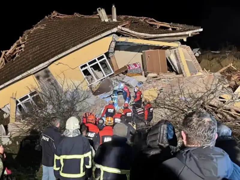 Sinop'ta Faciaya Neden Olan Heyelan: 3 Ev Yıkıldı