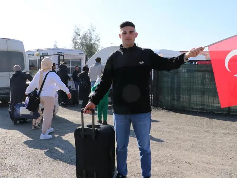 Suriye'ye Türk bayrağıyla dönen Abdulkadir: Evimin ortasına asacağım