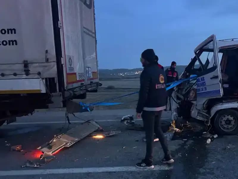 Kazaya Yardım İçin Duran Araç, Arkadan Gelen Çekiciyle Çarpıştı