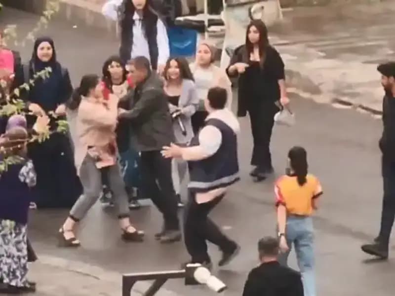 Adliye Önünde Şok Eden Kavga: Tekme ve Yumruklar Çeşitli Tartışmalara Neden Oldu