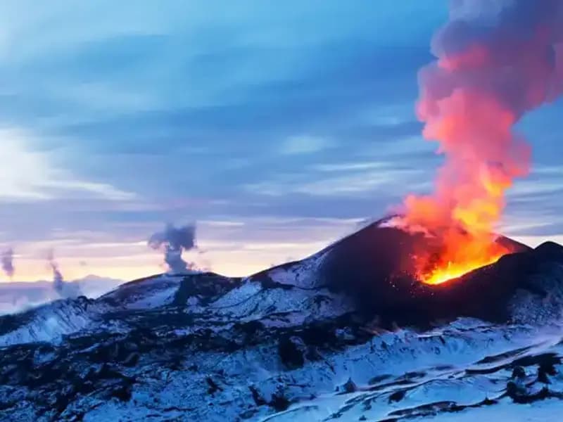 Kamçatka'da Doğanın Gücü: 600 Yıl Sonra Yanardağ Patladı!