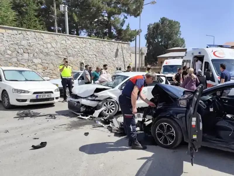 Bitlis'te Trafik Kazası: İki Otomobil Çarpıştı, 10 Yaralı