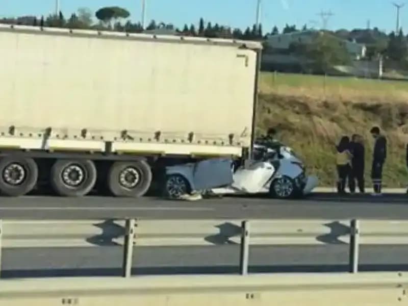 Kuzey Marmara Otoyolu'nda Feci Kaza: Otomobil TIR Altında Kaldı, Bir Kişi Hayatını Kaybetti