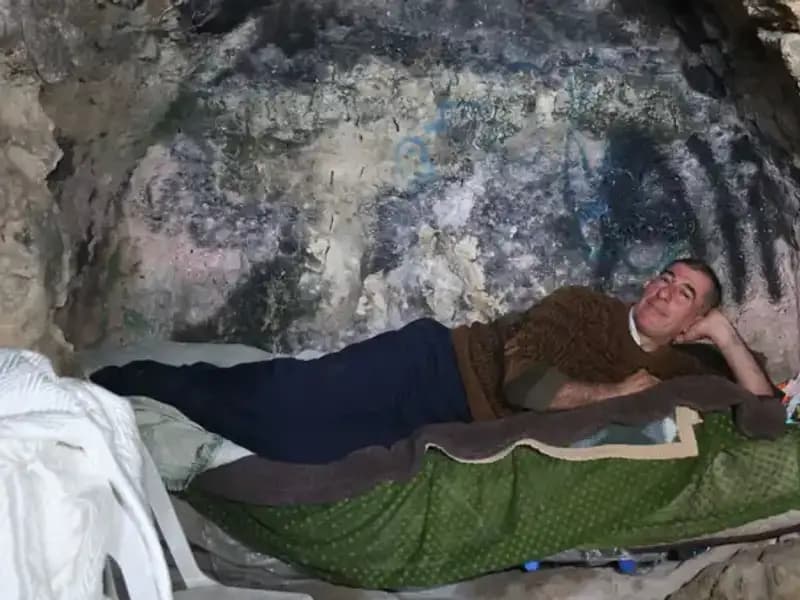 55 Yaşındaki Adam İki Yıldır Yaşadığı Mağaradan Taşındı: Huzurlu Günler Geride Mı Kaldı?