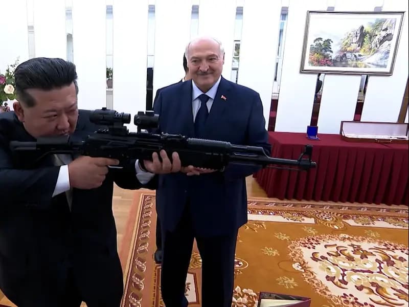 Lukaşenko, Kim Jong Un'a Silah Hediye Etti: Düşman Çıkarsa!
