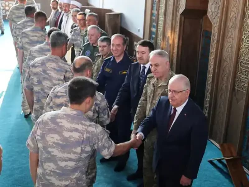 Yaşar Güler, Mehmetçikle Bayramlaştı: Askerin Moral Kaynağı Oldu