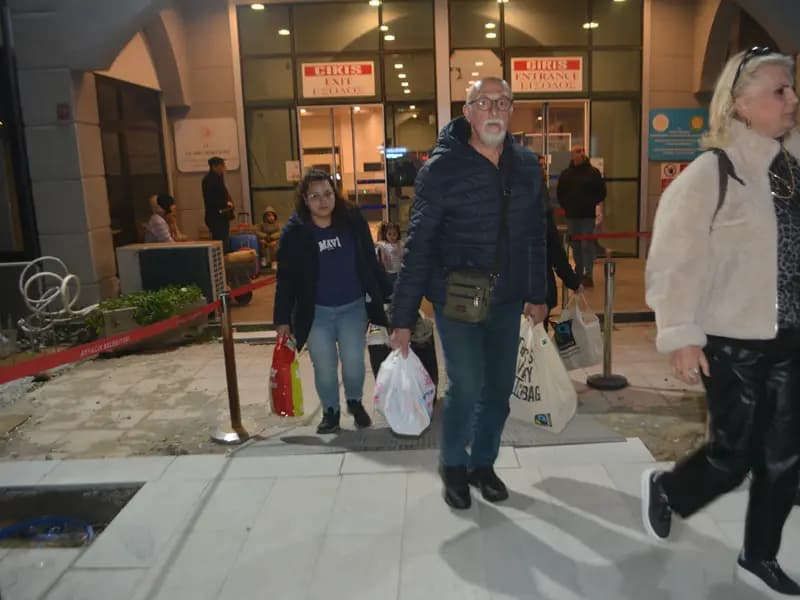 Midilli Adası'ndaki Kriz Çözüldü: Türk Tatilciler Yurda Döndü