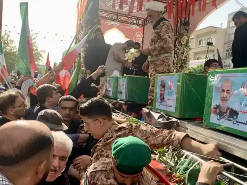 İran'da Binlerce Kişi, İsrail Saldırısında Ölenleri Son Yolculuğuna Uğurladı