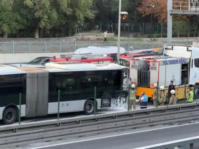 İstanbul'da Metrobüs Yangını: Trafik Durma Noktasına Geldi