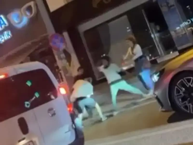 Cadde Boks Ringine Döndü: Yeditepe Sokaklarında Yumruklar Havada Uçuştu!