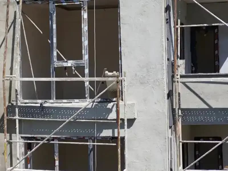 İnşaat Merdivenlerinden Yuvarlanan İşçi Hastaneye Kaldırıldı