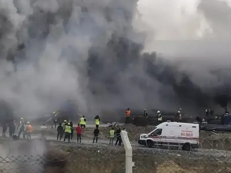 Esenyurt'ta Korkutan Yangın: İşçi Konteynerleri Alev Alev Yandı