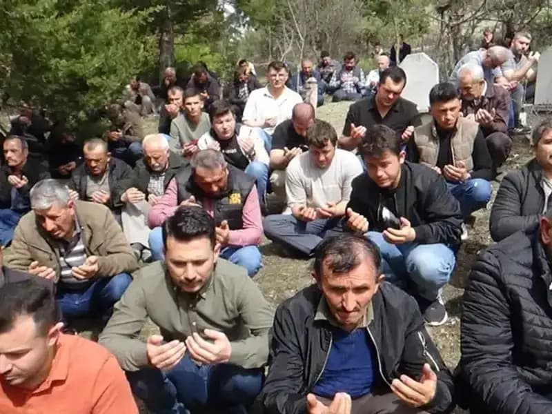 Gözyaşlarıyla Uğurlanan Sevgili Köy Muhtarı: Bir Veda Hikayesi