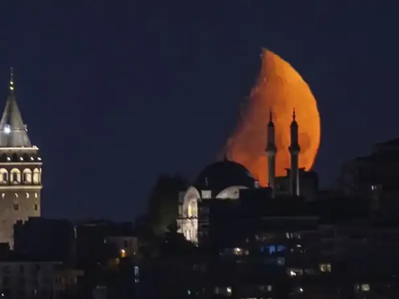İstanbul'da Yarım Ay: Tarihi Güzellik Geceyi Aydınlattı
