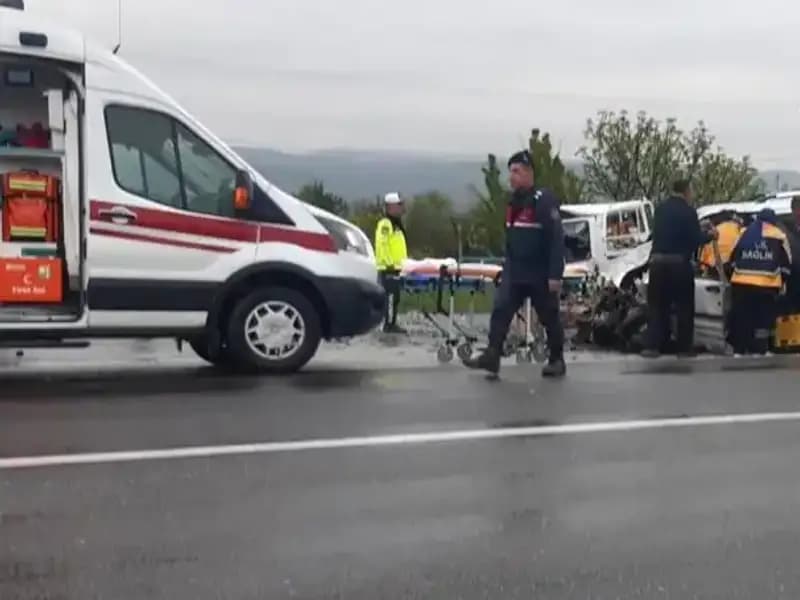 Denizli'de Korkunç Kaza: İki Araç Kafa Kafaya Çarpıştı, 4 Yaralı