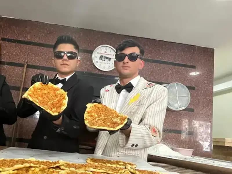 Takım Elbiseli Fırıncılar: Sıradışı Görüntüleriyle Şaşkınlık Yarattı