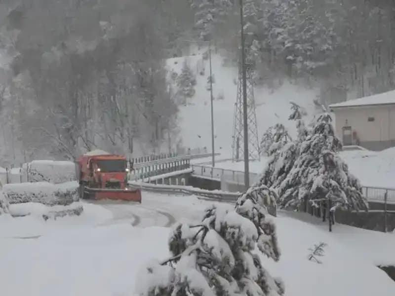 Bolu Dağı'nda Fırtına Gibi Yağmur Yerini Karla Buluşturdu!