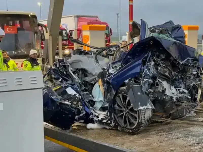 Silivri'de Korkunç Kaza: Otomobil, Gişe ile Otobüs Arasında Sıkıştı