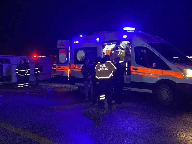 Cenazeye Giden Midibüs Devrildi: 24 Yaralı