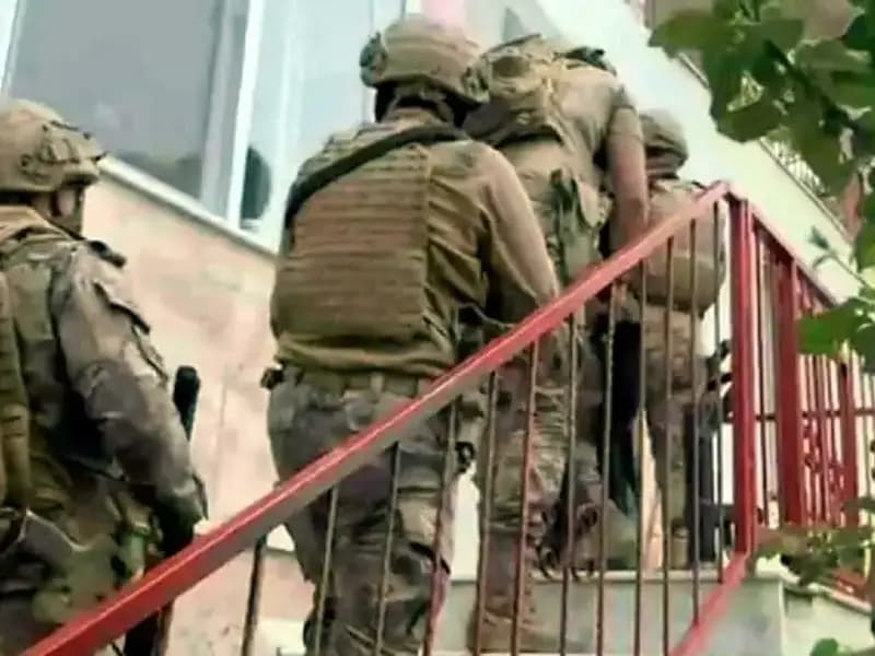 İzmir'de FETÖ/PDY Operasyonu: 9 Kişi Gözaltında, Yeni Detaylar Ortaya Çıktı!